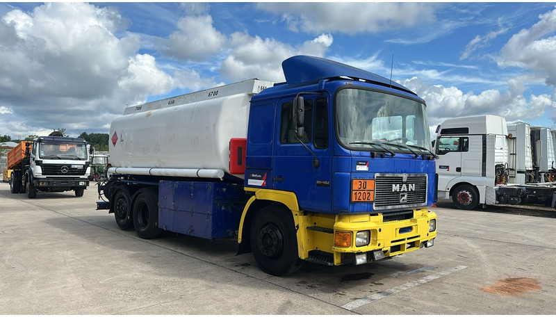 MAN 26.402 (18.000 L / 6X2 / 6 CYLINDER / FRONT STEEL / 3 COMPARTIMENTS) - Tsisternauto: pilt 3 MAN 26.402 (18.000 L / 6X2 / 6 CYLINDER / FRONT STEEL / 3 COMPARTIMENTS) - Tsisternauto: pilt 3