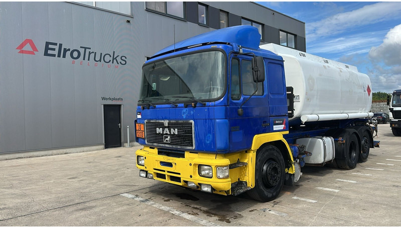 MAN 26.402 (18.000 L / 6X2 / 6 CYLINDER / FRONT STEEL / 3 COMPARTIMENTS) - Tsisternauto: pilt 1 MAN 26.402 (18.000 L / 6X2 / 6 CYLINDER / FRONT STEEL / 3 COMPARTIMENTS) - Tsisternauto: pilt 1