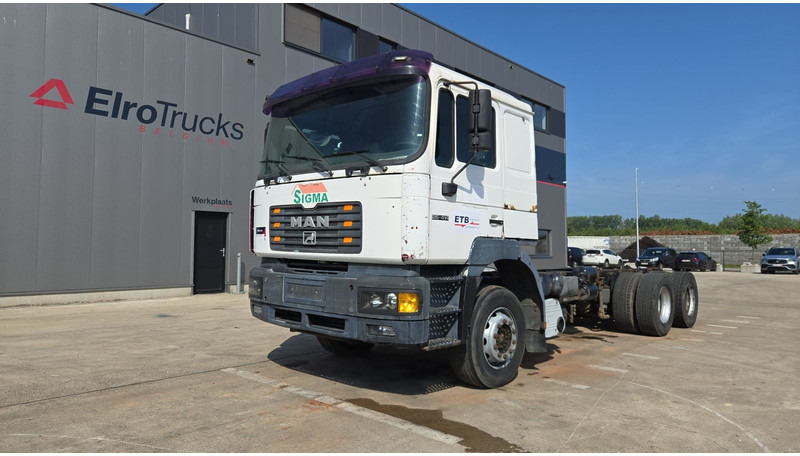 MAN 26.414 (6X4 / 6 CYLINDER / MANUAL GEARBOX / 10 TYRES / LONG CHASSIS / EURO 2) - Kabiinišassiiga veoauto: pilt 1 MAN 26.414 (6X4 / 6 CYLINDER / MANUAL GEARBOX / 10 TYRES / LONG CHASSIS / EURO 2) - Kabiinišassiiga veoauto: pilt 1