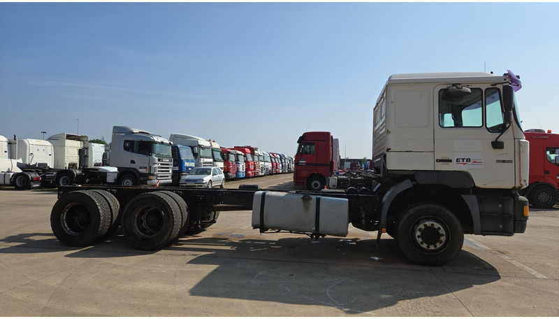 MAN 26.414 (6X4 / 6 CYLINDER / MANUAL GEARBOX / 10 TYRES / LONG CHASSIS / EURO 2) - Kabiinišassiiga veoauto: pilt 4 MAN 26.414 (6X4 / 6 CYLINDER / MANUAL GEARBOX / 10 TYRES / LONG CHASSIS / EURO 2) - Kabiinišassiiga veoauto: pilt 4