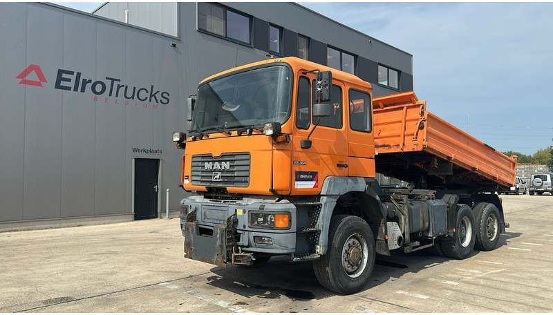 MAN 28.364 (4X4 + LIFT AXLE / 6 CYLINDERS / GOOD CONDITION / FRONT STEEL / MANUAL GEARBOX) - Kallurauto: pilt 1 MAN 28.364 (4X4 + LIFT AXLE / 6 CYLINDERS / GOOD CONDITION / FRONT STEEL / MANUAL GEARBOX) - Kallurauto: pilt 1
