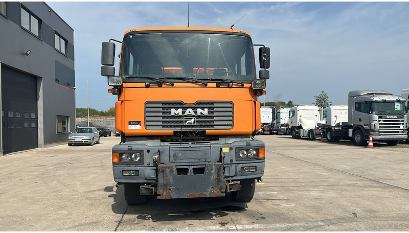 MAN 28.364 (4X4 + LIFT AXLE / 6 CYLINDERS / GOOD CONDITION / FRONT STEEL / MANUAL GEARBOX) - Kallurauto: pilt 2 MAN 28.364 (4X4 + LIFT AXLE / 6 CYLINDERS / GOOD CONDITION / FRONT STEEL / MANUAL GEARBOX) - Kallurauto: pilt 2