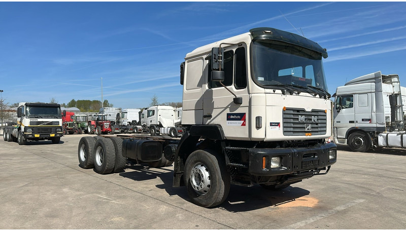 MAN 33.464 (6 CYLINDER / EURO 2 / SEMI MANUAL PUMP / BIG AXLE / STEEL SUSP. / LAMES) - Kabiinišassiiga veoauto: pilt 3 MAN 33.464 (6 CYLINDER / EURO 2 / SEMI MANUAL PUMP / BIG AXLE / STEEL SUSP. / LAMES) - Kabiinišassiiga veoauto: pilt 3