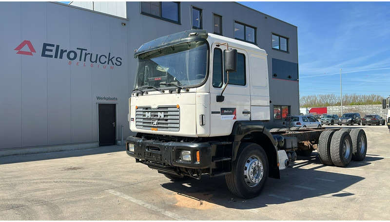 MAN 33.464 (6 CYLINDER / EURO 2 / SEMI MANUAL PUMP / BIG AXLE / STEEL SUSP. / LAMES) - Kabiinišassiiga veoauto: pilt 1 MAN 33.464 (6 CYLINDER / EURO 2 / SEMI MANUAL PUMP / BIG AXLE / STEEL SUSP. / LAMES) - Kabiinišassiiga veoauto: pilt 1