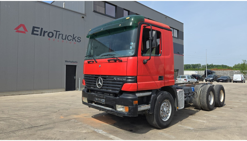 Mercedes-Benz ACTROS 2640 (EPS / 3 PEDALES / V6 / LAMES / GRAND PONT / EURO 2 / SEMI-AUTO) - Kabiinišassiiga veoauto: pilt 1 Mercedes-Benz ACTROS 2640 (EPS / 3 PEDALES / V6 / LAMES / GRAND PONT / EURO 2 / SEMI-AUTO) - Kabiinišassiiga veoauto: pilt 1