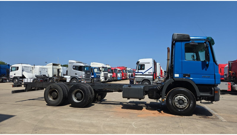 Mercedes-Benz Actros 2636 (MP2 / LAMES / STEEL SUSP. / BOITE MANUELLE / RETARDER !! / TRES PROPRE) - Kabiinišassiiga veoauto: pilt 4 Mercedes-Benz Actros 2636 (MP2 / LAMES / STEEL SUSP. / BOITE MANUELLE / RETARDER !! / TRES PROPRE) - Kabiinišassiiga veoauto: pilt 4