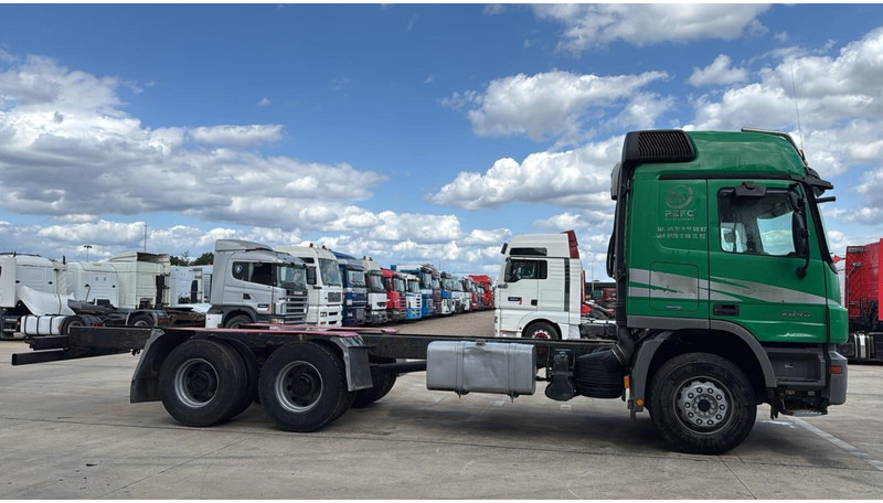 Mercedes-Benz Actros 2646 (LAMES / V6 / GRAND PONT / STEEL SUSP / MP3 / BOITE MANUELLE) - Kabiinišassiiga veoauto: pilt 3 Mercedes-Benz Actros 2646 (LAMES / V6 / GRAND PONT / STEEL SUSP / MP3 / BOITE MANUELLE) - Kabiinišassiiga veoauto: pilt 3