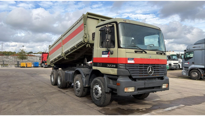 Mercedes-Benz Actros 3235 (EPS / LAMES / GRAND PONT / STEEL SUSP. / 3 PEDALES / MP1) - Kallurauto: pilt 3 Mercedes-Benz Actros 3235 (EPS / LAMES / GRAND PONT / STEEL SUSP. / 3 PEDALES / MP1) - Kallurauto: pilt 3
