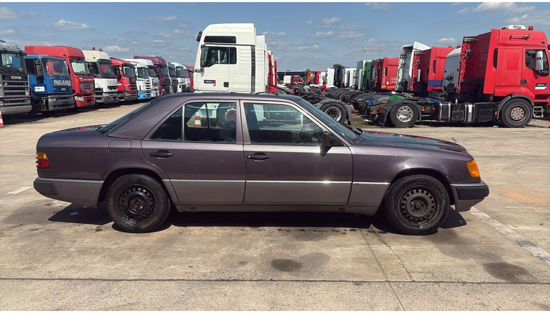 Mercedes-Benz E-Klasse 200 (GERMAN CAR / VOITURE D'ALLEMAGNE / ESSENCE / PETROL / MANUAL) - Sedaan: pilt 4 Mercedes-Benz E-Klasse 200 (GERMAN CAR / VOITURE D'ALLEMAGNE / ESSENCE / PETROL / MANUAL) - Sedaan: pilt 4