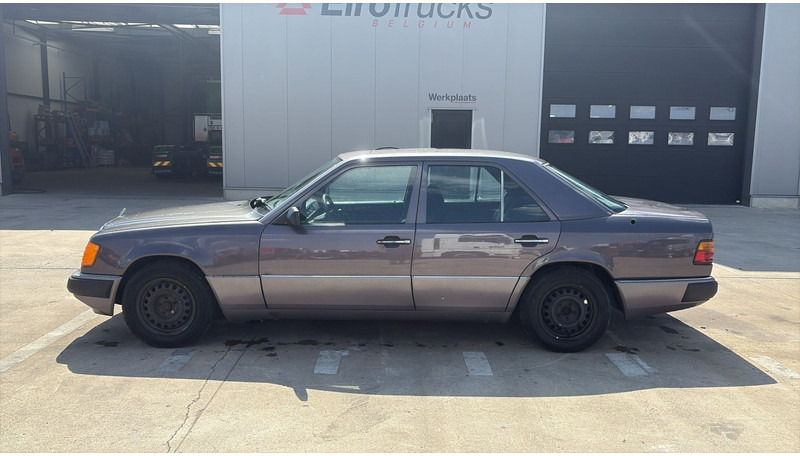 Sedaan Mercedes-Benz E-Klasse 200 (GERMAN CAR / VOITURE D'ALLEMAGNE / ESSENCE / PETROL / MANUAL): pilt 8