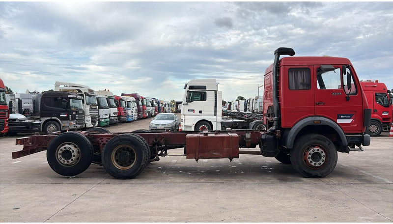 Mercedes-Benz SK 2233 (GRAND PONT / V8 AVEC 2X TURBO / BIG AXLE) - Kabiinišassiiga veoauto: pilt 3 Mercedes-Benz SK 2233 (GRAND PONT / V8 AVEC 2X TURBO / BIG AXLE) - Kabiinišassiiga veoauto: pilt 3