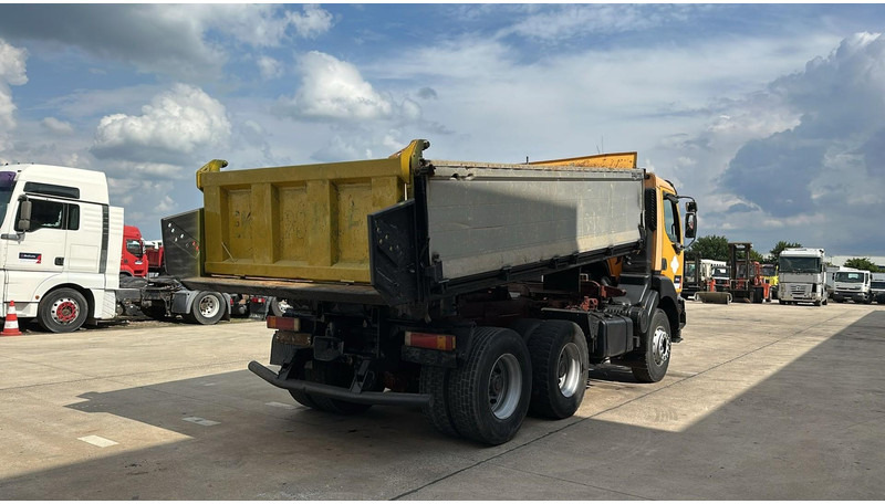 Renault Kerax 385 (POMPE MANUELLE / MANUAL PUMP / 6X4 / LAMES / GRAND PONT) - Kallurauto: pilt 4 Renault Kerax 385 (POMPE MANUELLE / MANUAL PUMP / 6X4 / LAMES / GRAND PONT) - Kallurauto: pilt 4