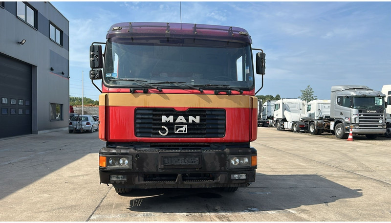 MAN 26.414 (6X2 / ORIGINAL TRACTOR UNIT / EURO 2 / MANUAL GEARBOX / BOITE MANUELLE) - Sadulveok: pilt 3 MAN 26.414 (6X2 / ORIGINAL TRACTOR UNIT / EURO 2 / MANUAL GEARBOX / BOITE MANUELLE) - Sadulveok: pilt 3