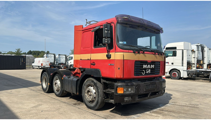 MAN 26.414 (6X2 / ORIGINAL TRACTOR UNIT / EURO 2 / MANUAL GEARBOX / BOITE MANUELLE) - Sadulveok: pilt 2 MAN 26.414 (6X2 / ORIGINAL TRACTOR UNIT / EURO 2 / MANUAL GEARBOX / BOITE MANUELLE) - Sadulveok: pilt 2