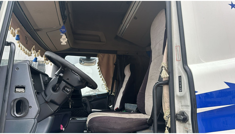 Interior photo 1: Sadulveok Scania R 420 (FOR PARTS / ENGINE RUNNING AND TRUCK DRIVING / MANUAL GEARBOX)