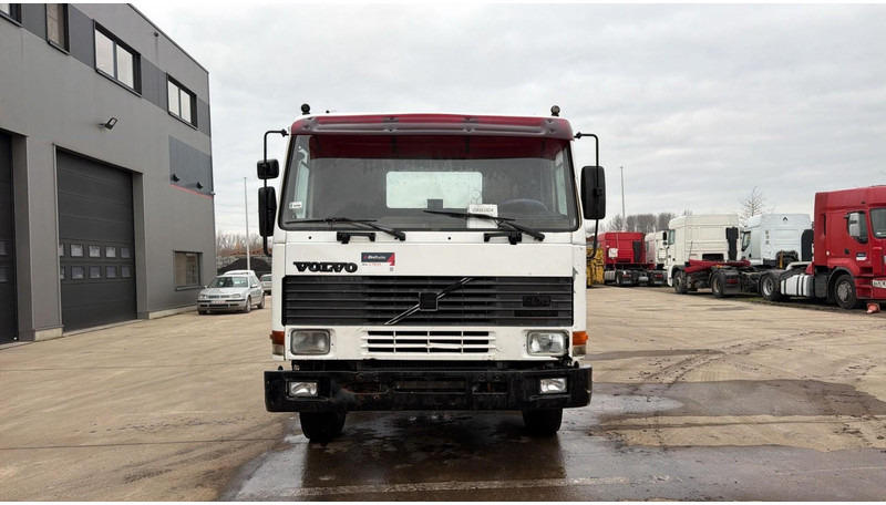 Volvo FL 10 - 320 (POMPE MANUELLE / MANUAL PUMP / LAMES / STEEL SUSP. / 8X4) - Kabiinišassiiga veoauto: pilt 2 Volvo FL 10 - 320 (POMPE MANUELLE / MANUAL PUMP / LAMES / STEEL SUSP. / 8X4) - Kabiinišassiiga veoauto: pilt 2