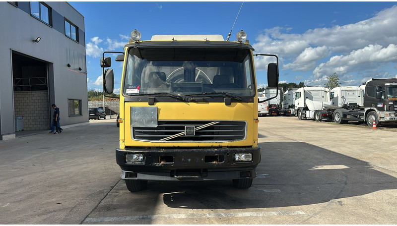 Volvo FL 6-18 (12400 LITERS / 3 COMPARTIMENTS / EURO 2 / STEEL SUSP. / LAMES) - Tsisternauto: pilt 2 Volvo FL 6-18 (12400 LITERS / 3 COMPARTIMENTS / EURO 2 / STEEL SUSP. / LAMES) - Tsisternauto: pilt 2