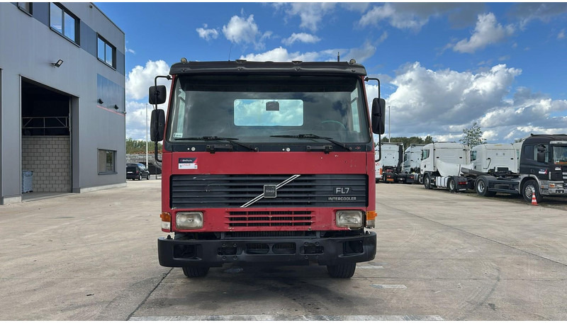 Volvo FL 7 - 260 (6X4 / LAMES / POMPE MANUELLE / MANUAL PUMP / STEEL SUSP.) - Kabiinišassiiga veoauto: pilt 4 Volvo FL 7 - 260 (6X4 / LAMES / POMPE MANUELLE / MANUAL PUMP / STEEL SUSP.) - Kabiinišassiiga veoauto: pilt 4