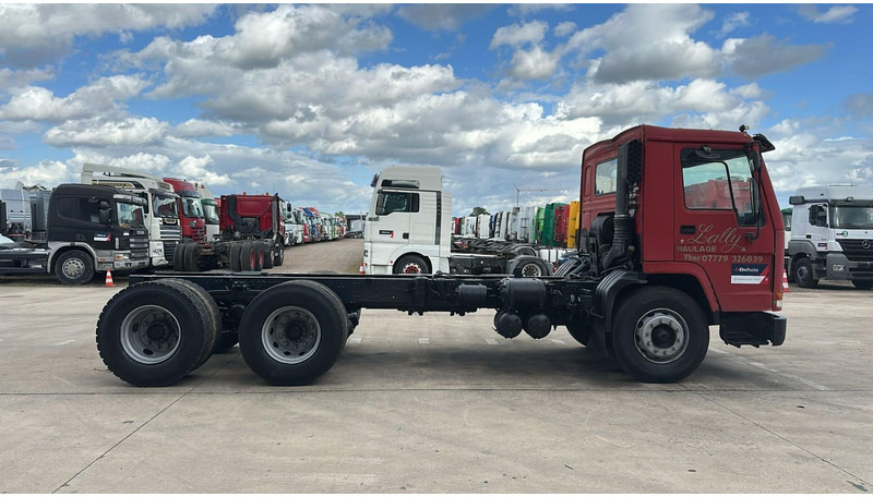 Volvo FL 7 - 260 (6X4 / LAMES / POMPE MANUELLE / MANUAL PUMP / STEEL SUSP.) - Kabiinišassiiga veoauto: pilt 3 Volvo FL 7 - 260 (6X4 / LAMES / POMPE MANUELLE / MANUAL PUMP / STEEL SUSP.) - Kabiinišassiiga veoauto: pilt 3