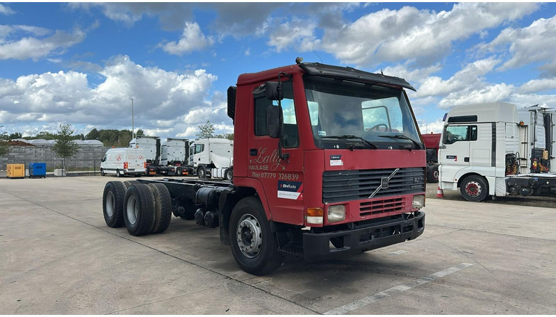 Volvo FL 7 - 260 (6X4 / LAMES / POMPE MANUELLE / MANUAL PUMP / STEEL SUSP.) - Kabiinišassiiga veoauto: pilt 2 Volvo FL 7 - 260 (6X4 / LAMES / POMPE MANUELLE / MANUAL PUMP / STEEL SUSP.) - Kabiinišassiiga veoauto: pilt 2
