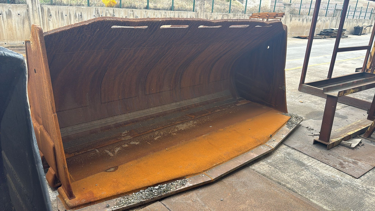 KOMATSU WA500 Loading Bucket - Laaduri kopp: pilt 1 KOMATSU WA500 Loading Bucket - Laaduri kopp: pilt 1