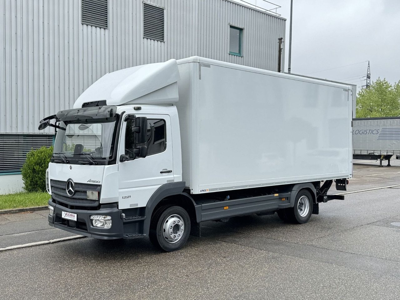 Mercedes-Benz Atego 1221 L Koffer 6,1m LBW AHK Klima TOP - Kasti veoauto: pilt 3 Mercedes-Benz Atego 1221 L Koffer 6,1m LBW AHK Klima TOP - Kasti veoauto: pilt 3