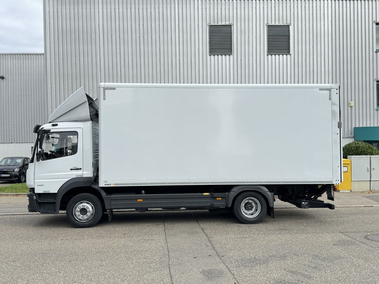 Mercedes-Benz Atego 1221 L Koffer 6,1m LBW AHK Klima TOP - Kasti veoauto: pilt 4 Mercedes-Benz Atego 1221 L Koffer 6,1m LBW AHK Klima TOP - Kasti veoauto: pilt 4