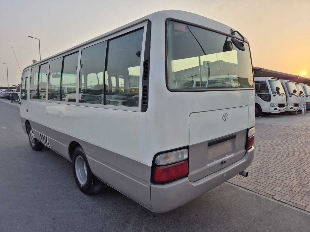 TOYOTA Coaster ... 25 places ...climatisé - Väikebuss, Mikrobuss: pilt 3 TOYOTA Coaster ... 25 places ...climatisé - Väikebuss, Mikrobuss: pilt 3
