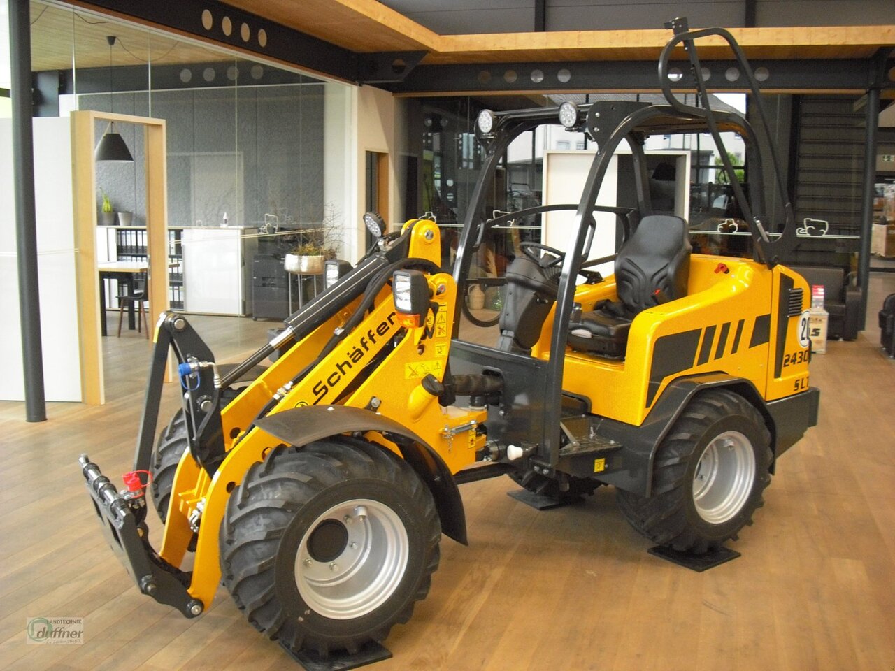 Schäffer 2430 SLT - Minilaadur: pilt 1 Schäffer 2430 SLT - Minilaadur: pilt 1