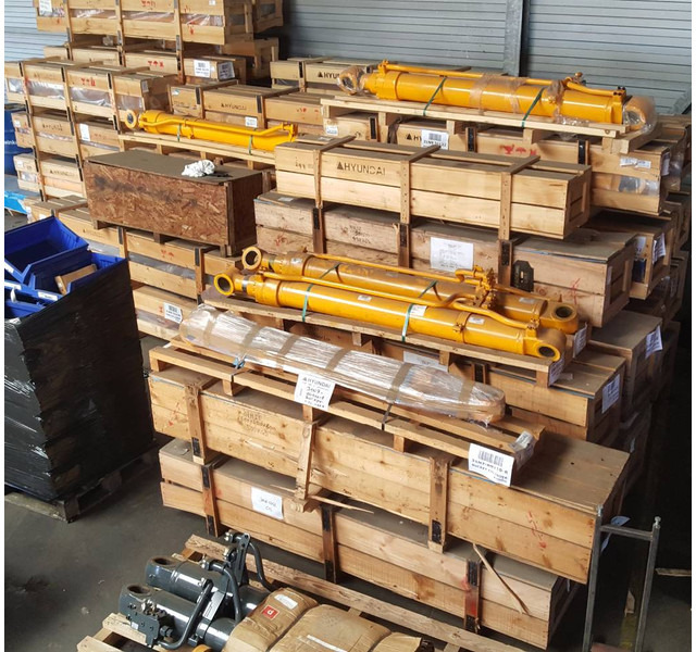 Hyundai Boom Cylinder RH - Robex 450 LC-7, 31NB-50231 - Hüdraulika - Ehitusmasinad: pilt 2 Hyundai Boom Cylinder RH - Robex 450 LC-7, 31NB-50231 - Hüdraulika - Ehitusmasinad: pilt 2