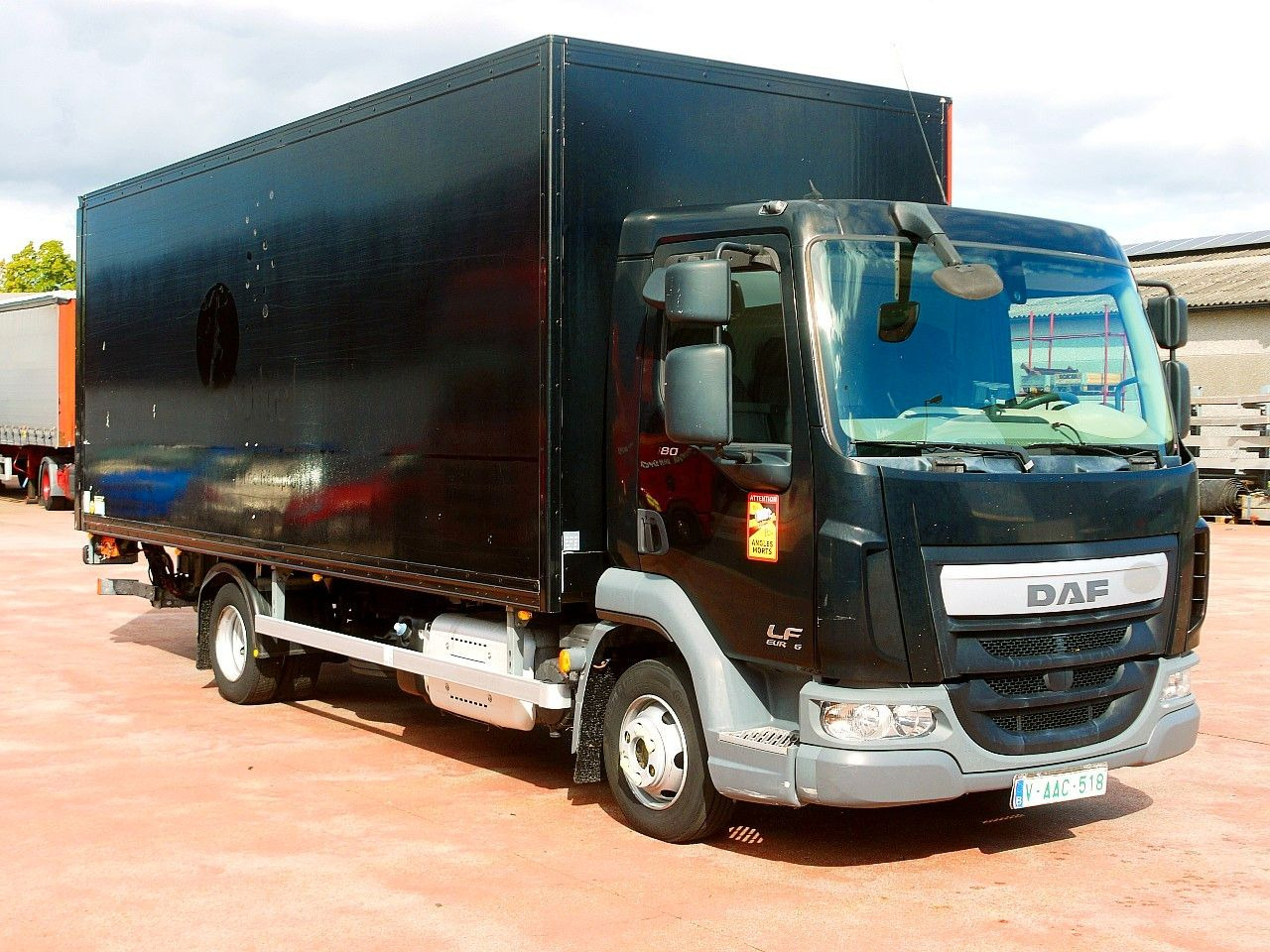 DAF LF FA 180 MEUBEL KOFFER LBW LUFT FEDERUNG AIRCO - Kasti veoauto: pilt 2 DAF LF FA 180 MEUBEL KOFFER LBW LUFT FEDERUNG AIRCO - Kasti veoauto: pilt 2