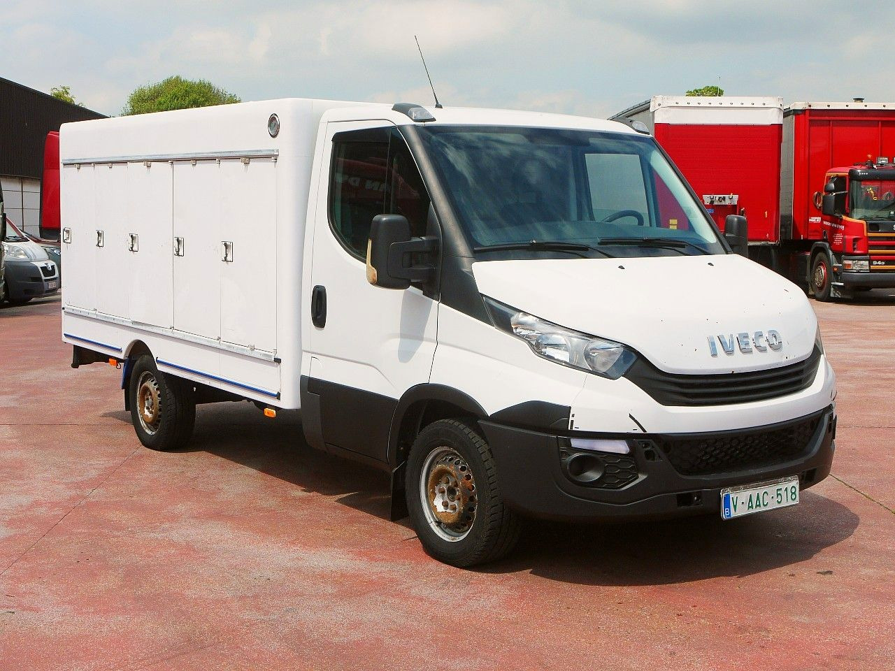 Iveco 35S12 DAILY ISOTHERM KOFFER 5 TURIG / AIRCO - Tarbesõiduk külmik: pilt 2 Iveco 35S12 DAILY ISOTHERM KOFFER 5 TURIG / AIRCO - Tarbesõiduk külmik: pilt 2