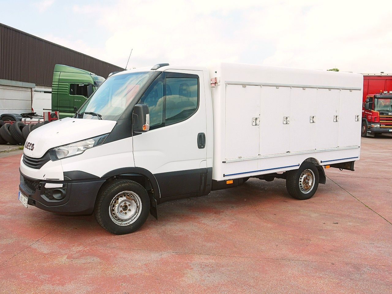 Iveco 35S12 DAILY ISOTHERM KOFFER 5 TURIG / AIRCO - Tarbesõiduk külmik: pilt 4 Iveco 35S12 DAILY ISOTHERM KOFFER 5 TURIG / AIRCO - Tarbesõiduk külmik: pilt 4