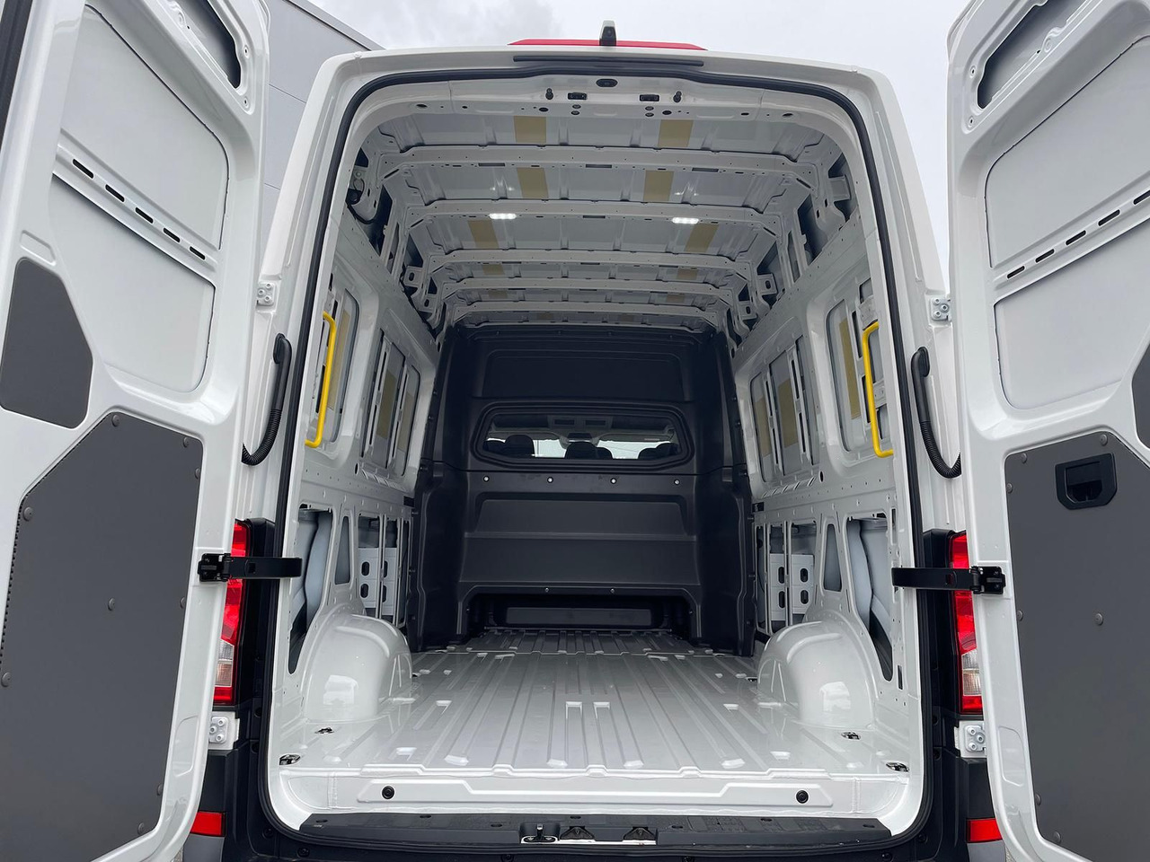 Auto MAN TGE 3.180 L4H3 MIXTO 4x4 Autom STANDH LED KAMERA: pilt 12 Auto MAN TGE 3.180 L4H3 MIXTO 4x4 Autom STANDH LED KAMERA: pilt 12