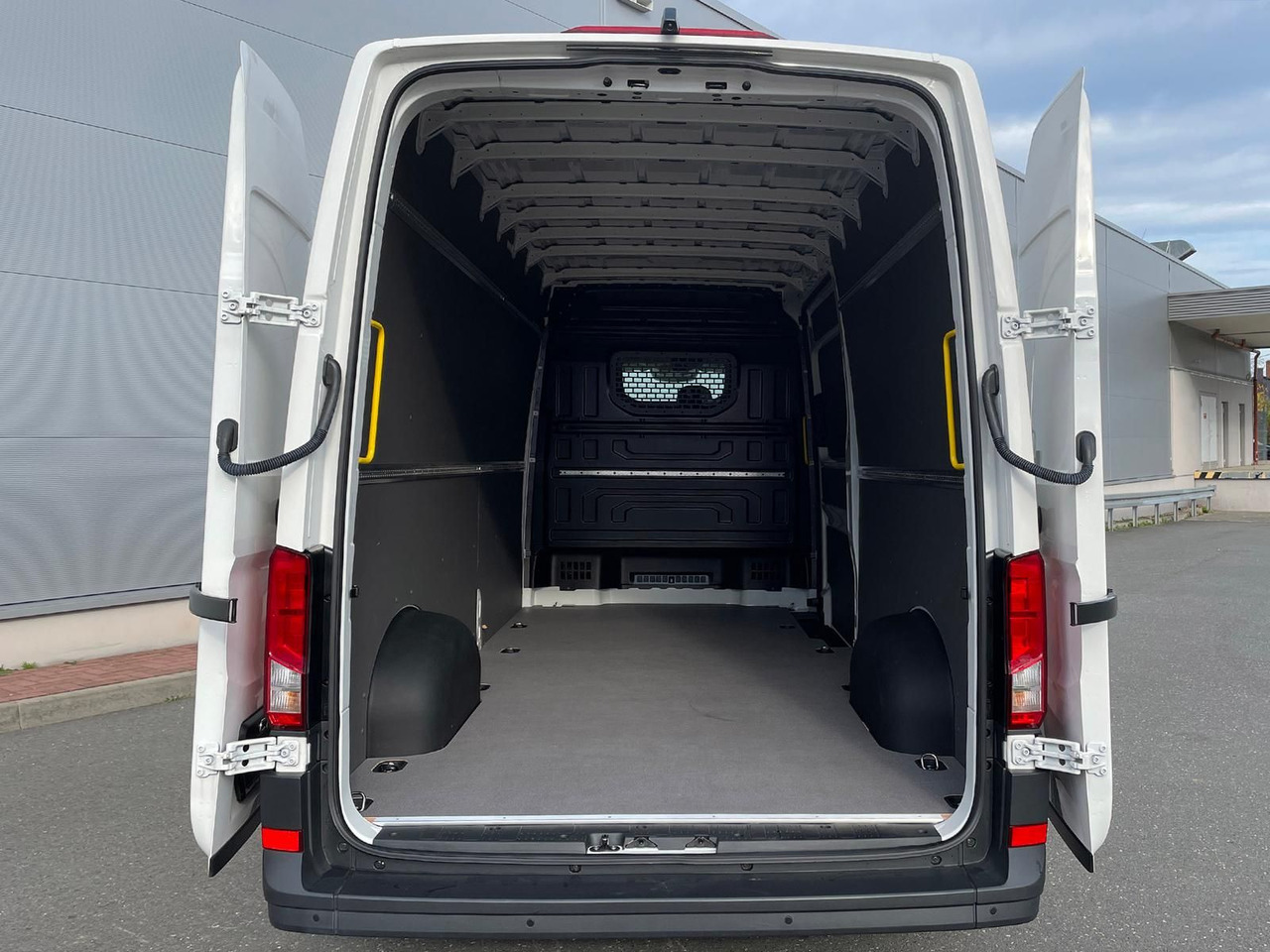 Kaubik Volkswagen Crafter Kasten 35 L4H3 KAMERA KLIMA DAB: pilt 11 Kaubik Volkswagen Crafter Kasten 35 L4H3 KAMERA KLIMA DAB: pilt 11