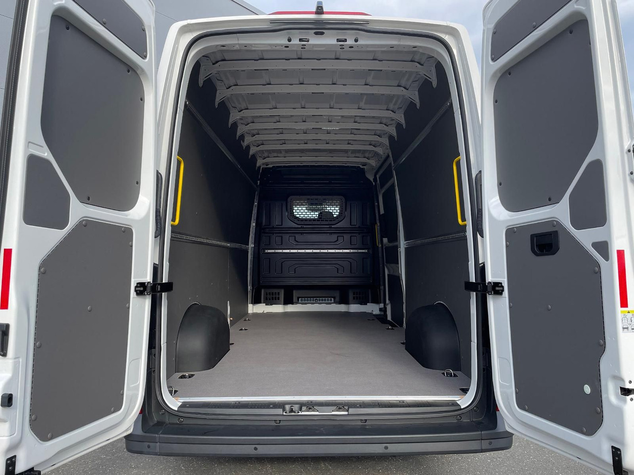 Kaubik Volkswagen Crafter Kasten 35 L4H3 KAMERA KLIMA DAB: pilt 30 Kaubik Volkswagen Crafter Kasten 35 L4H3 KAMERA KLIMA DAB: pilt 30