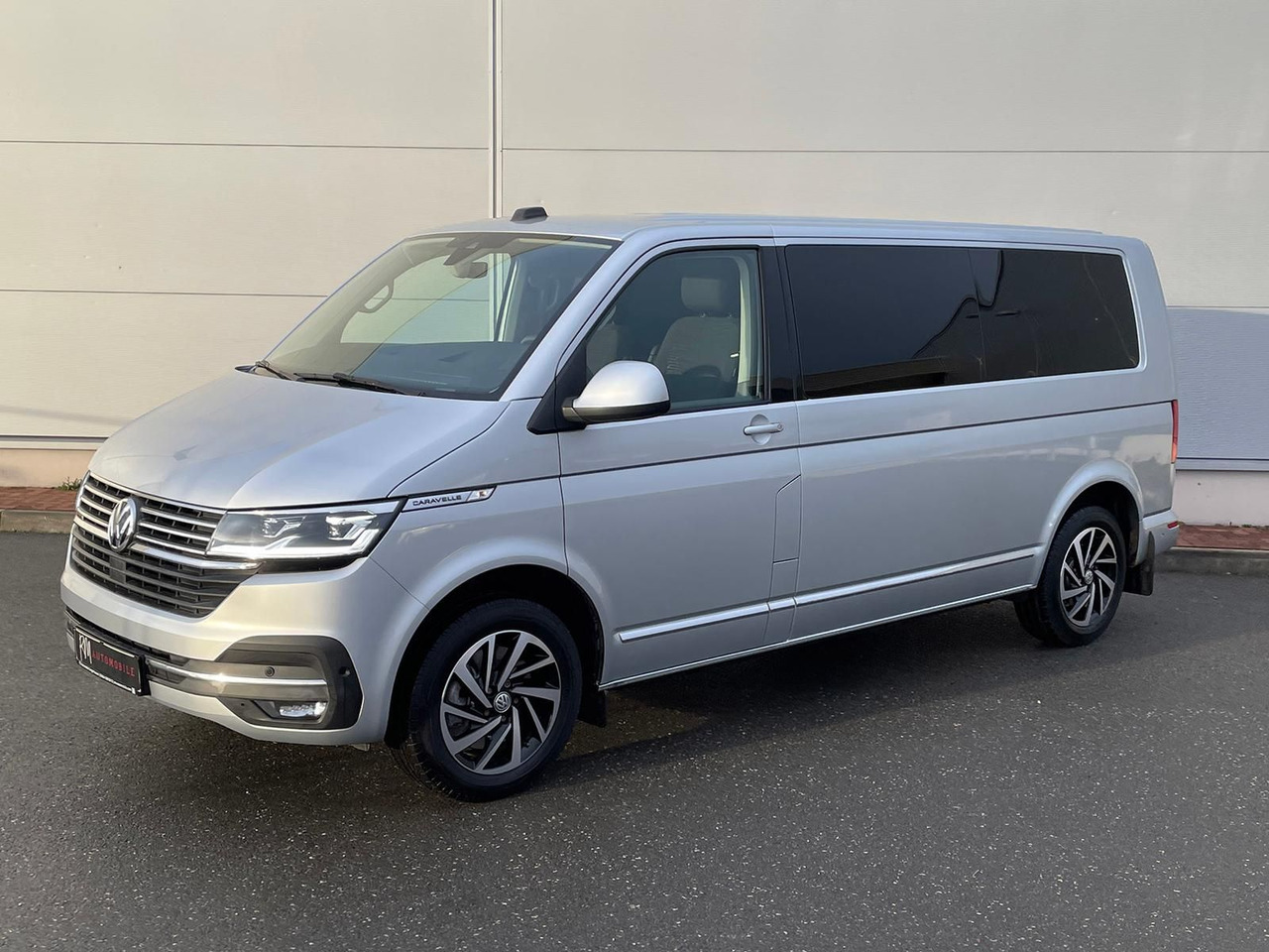 Volkswagen T6.1 Caravelle Comfortl LR 4M NAV el. Trittstufe - Väikebuss, Mikrobuss: pilt 1 Volkswagen T6.1 Caravelle Comfortl LR 4M NAV el. Trittstufe - Väikebuss, Mikrobuss: pilt 1