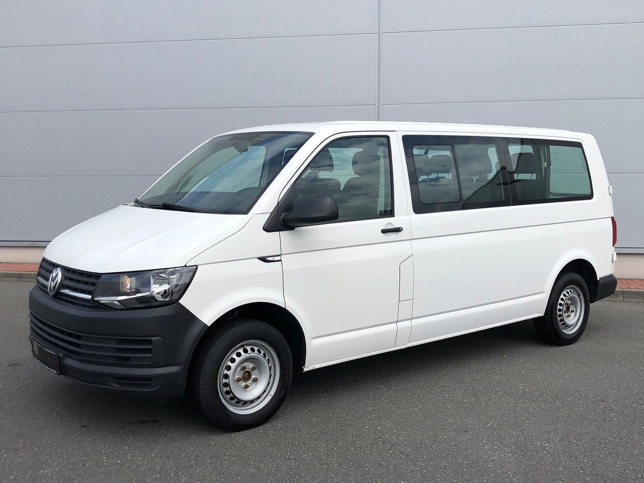 Volkswagen T6 Transporter 2.0 TDI Kombi lang 9-SITZE TEMP - Universaal: pilt 1 Volkswagen T6 Transporter 2.0 TDI Kombi lang 9-SITZE TEMP - Universaal: pilt 1