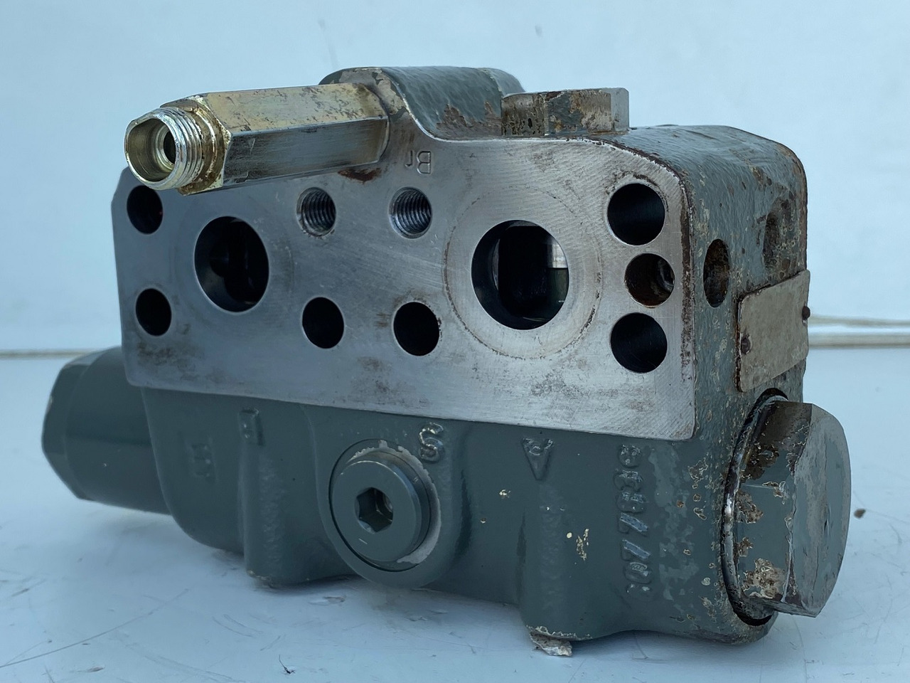 Liebherr Bremsventil ID-Nr.10471957. LOS914, LOS924, R902, R904, R912, R914, R922, R924, R924 COMP, R924 COMPA. #STM20.05## - Veomootor - Lintekskavaator: pilt 5 Liebherr Bremsventil ID-Nr.10471957. LOS914, LOS924, R902, R904, R912, R914, R922, R924, R924 COMP, R924 COMPA. #STM20.05## - Veomootor - Lintekskavaator: pilt 5