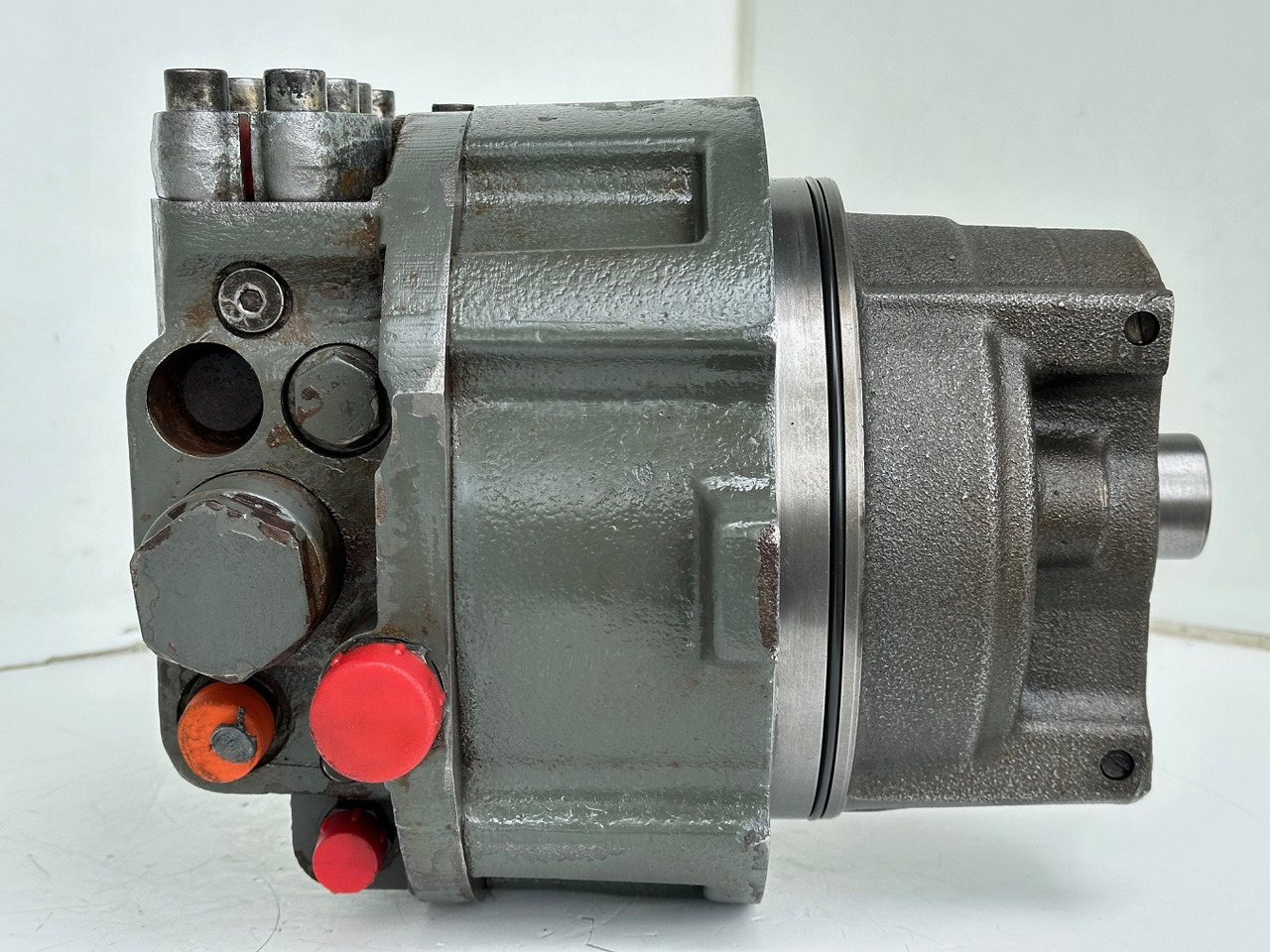 Liebherr Hydraulikeinbaumotor CMVE O 108. ID-Nr.10118562 - ID-Nr.10132610 - ID-Nr.10129048. LOS1916, LOS916, LOS926, R906, R916, R918, R920, R922, R924, R926COMP, R926, R936. #28313# - Hüdrauliline mootor - Ehitusmasinad: pilt 3 Liebherr Hydraulikeinbaumotor CMVE O 108. ID-Nr.10118562 - ID-Nr.10132610 - ID-Nr.10129048. LOS1916, LOS916, LOS926, R906, R916, R918, R920, R922, R924, R926COMP, R926, R936. #28313# - Hüdrauliline mootor - Ehitusmasinad: pilt 3