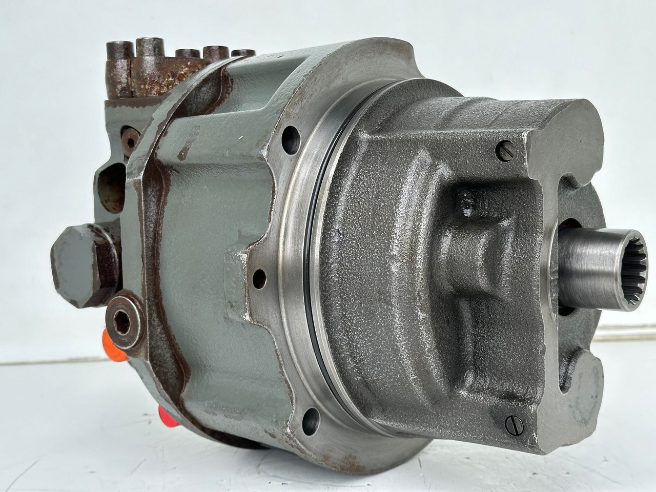Liebherr Hydraulikeinbaumotor CMVE O 108. ID-Nr.10118562 - ID-Nr.10132610 - ID-Nr.10129048. LOS1916, LOS916, LOS926, R906, R916, R918, R920, R922, R924, R926COMP, R926, R936. #28314# - Hüdrauliline mootor - Ehitusmasinad: pilt 1 Liebherr Hydraulikeinbaumotor CMVE O 108. ID-Nr.10118562 - ID-Nr.10132610 - ID-Nr.10129048. LOS1916, LOS916, LOS926, R906, R916, R918, R920, R922, R924, R926COMP, R926, R936. #28314# - Hüdrauliline mootor - Ehitusmasinad: pilt 1