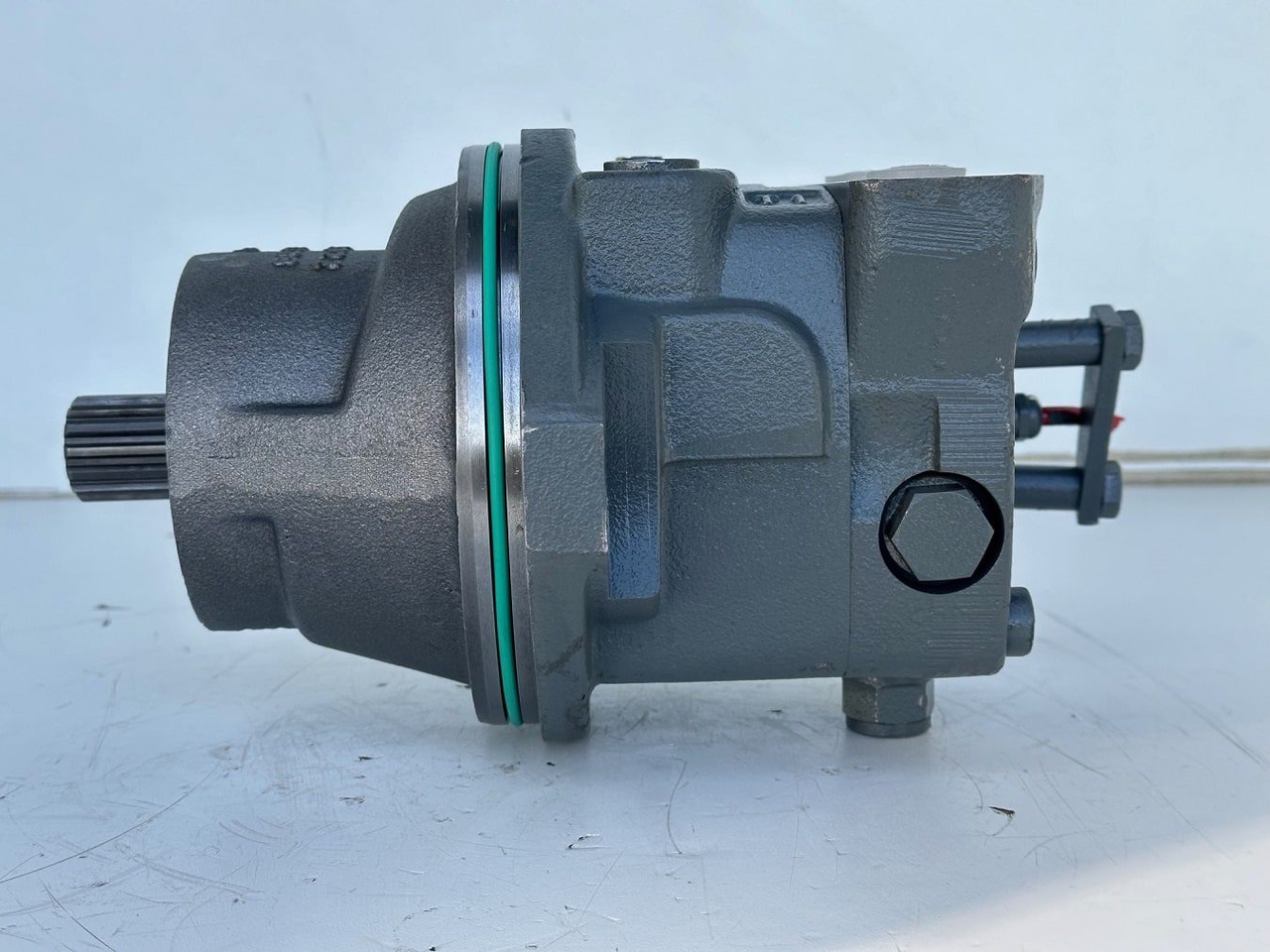 Liebherr Hydraulikeinbaumotor FMF045, ID-Nr.10132702. A924,LH30C,LH30M,LH35M,LH35MT,LH40C,LH40CP,LH40M,LH40MP,LH50CHR,LH50M,LH50MHR,LH50MT. #23.12.01074# - Hüdrauliline mootor - Ratastel ekskavaator: pilt 1 Liebherr Hydraulikeinbaumotor FMF045, ID-Nr.10132702. A924,LH30C,LH30M,LH35M,LH35MT,LH40C,LH40CP,LH40M,LH40MP,LH50CHR,LH50M,LH50MHR,LH50MT. #23.12.01074# - Hüdrauliline mootor - Ratastel ekskavaator: pilt 1