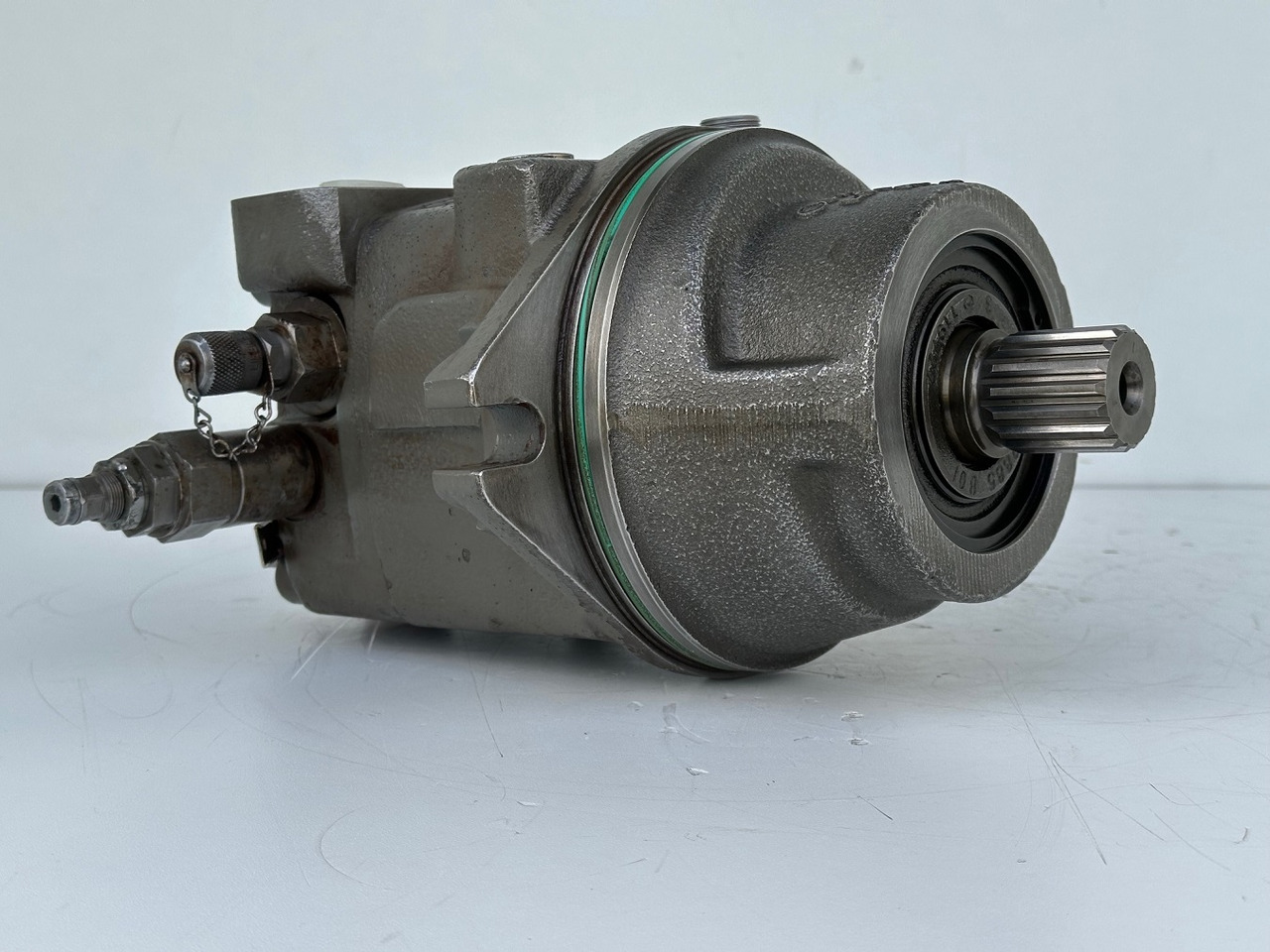 Liebherr Hydraulikeinbaumotor Typ:FMF058, ID-Nr.10122576 - ID-Nr.10145827 - ID-Nr.11371069. LOS1906, P924 COMP , R906, R906 PROTO, R916, R922, R924, R924 COMP, R926 COMP, R926 K LC. #11371069.43199# - Pöördemootor - Ehitusmasinad: pilt 2 Liebherr Hydraulikeinbaumotor Typ:FMF058, ID-Nr.10122576 - ID-Nr.10145827 - ID-Nr.11371069. LOS1906, P924 COMP , R906, R906 PROTO, R916, R922, R924, R924 COMP, R926 COMP, R926 K LC. #11371069.43199# - Pöördemootor - Ehitusmasinad: pilt 2