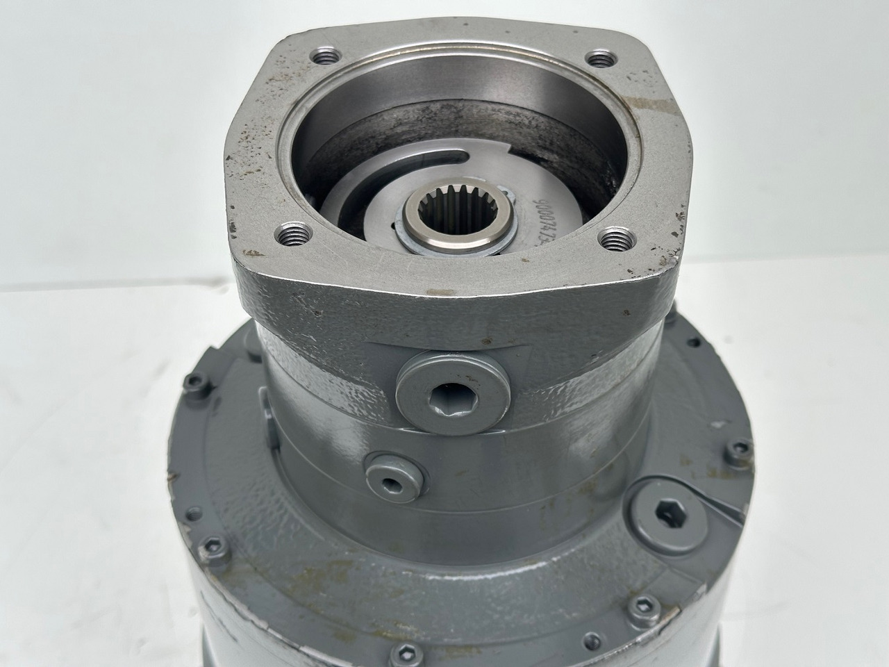 Liebherr Liebherr Drehwerkantrieb Typ:DAT200/1455 mit ID-Nr.13763178 - ID-Nr.13777972. #13763178.545-01216# - Pöördemootor - Roomikkraana: pilt 4 Liebherr Liebherr Drehwerkantrieb Typ:DAT200/1455 mit ID-Nr.13763178 - ID-Nr.13777972. #13763178.545-01216# - Pöördemootor - Roomikkraana: pilt 4