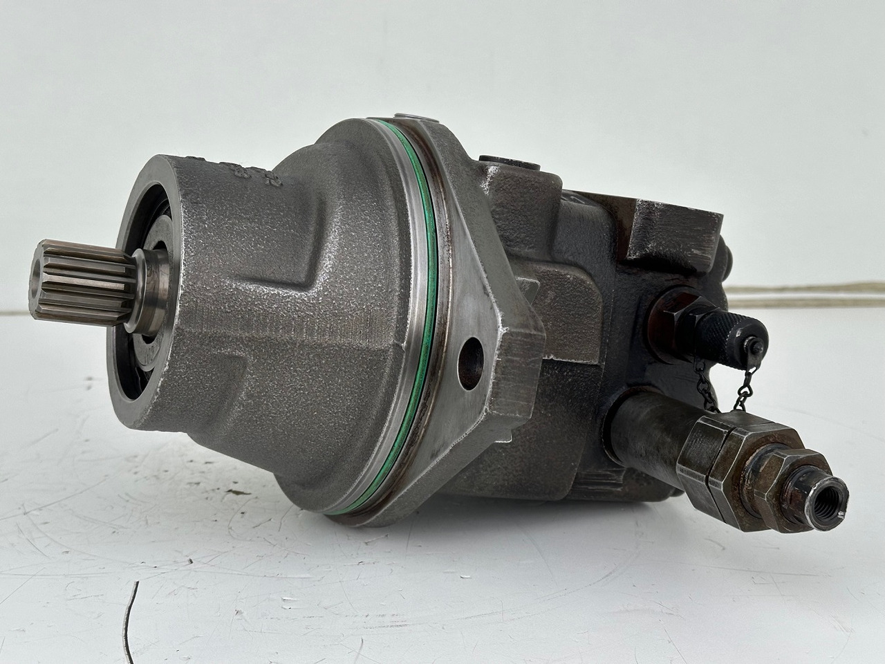 Liebherr Original Hydraulikeinbaumotor FMF045. ID-Nr.12464105. SAT250/287. LH18M, LH22C, LH22M, LH24M, LH26EC, LH26EM, LH26M. #12464105.20985# - Pöördemootor - Ehitusmasinad: pilt 2 Liebherr Original Hydraulikeinbaumotor FMF045. ID-Nr.12464105. SAT250/287. LH18M, LH22C, LH22M, LH24M, LH26EC, LH26EM, LH26M. #12464105.20985# - Pöördemootor - Ehitusmasinad: pilt 2