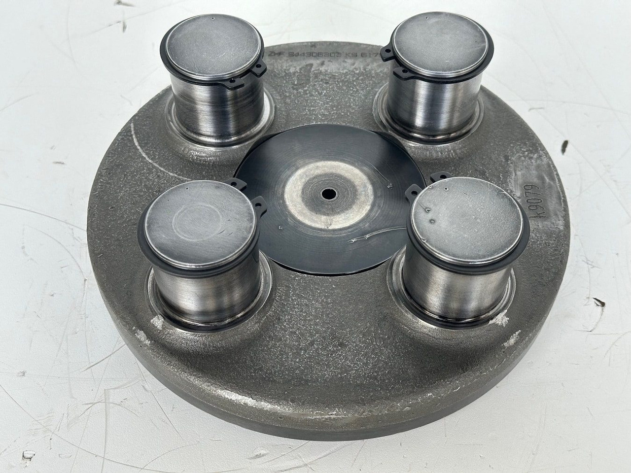 Liebherr Planetenträger ID-Nr.944306303 - ID-Nr.9443063. A924, A934, LH30, LH35, R906, R916, R922, R924, R926, R932, R934, R944. #k9079# - Käigukast - Ehitusmasinad: pilt 1 Liebherr Planetenträger ID-Nr.944306303 - ID-Nr.9443063. A924, A934, LH30, LH35, R906, R916, R922, R924, R926, R932, R934, R944. #k9079# - Käigukast - Ehitusmasinad: pilt 1