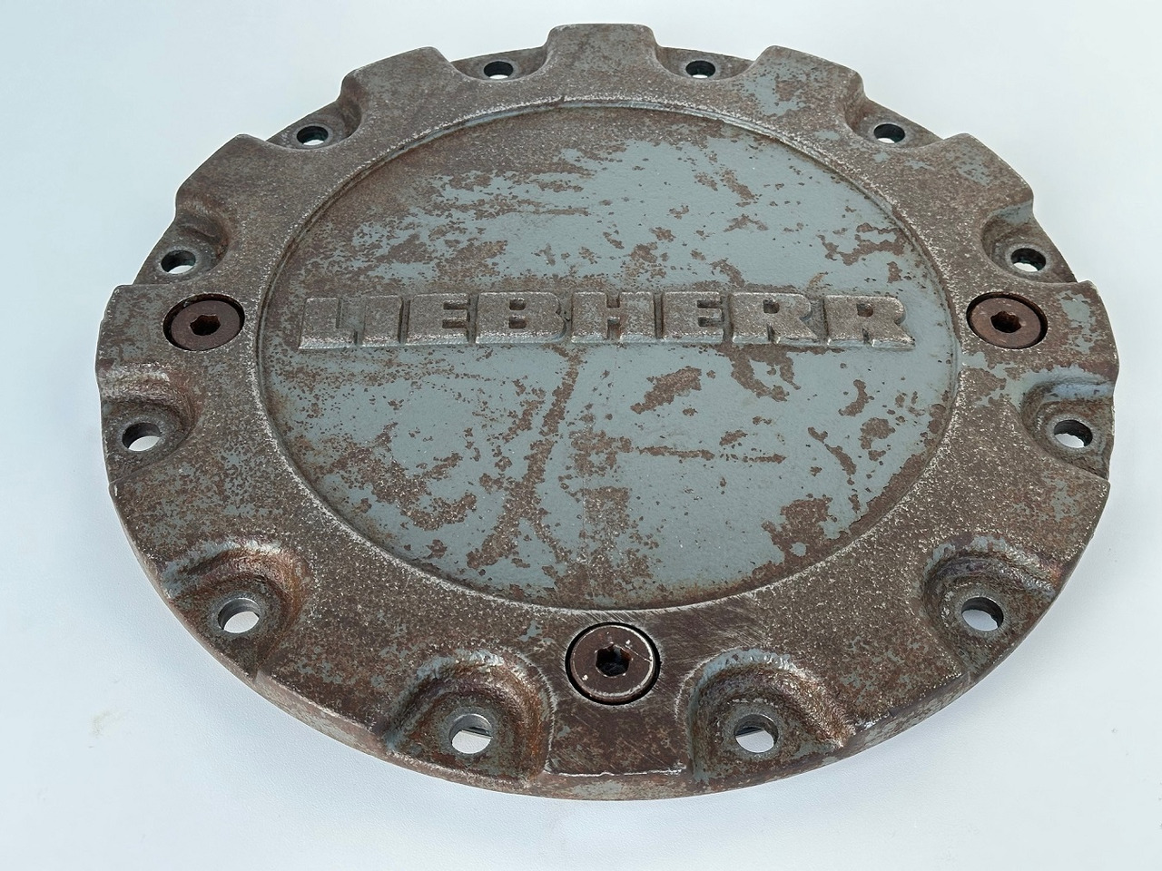 Liebherr Verschlussdeckel ID-Nr.90214374. FAT400P130, FAT400P139. R926-1715, R928-1715, R930-1716, R934-1550, R936 K-LC, R936 K-NLC, R936 K-SLC, R938-1650. #90214374.25.01# - Veomootor - Lintekskavaator: pilt 1 Liebherr Verschlussdeckel ID-Nr.90214374. FAT400P130, FAT400P139. R926-1715, R928-1715, R930-1716, R934-1550, R936 K-LC, R936 K-NLC, R936 K-SLC, R938-1650. #90214374.25.01# - Veomootor - Lintekskavaator: pilt 1