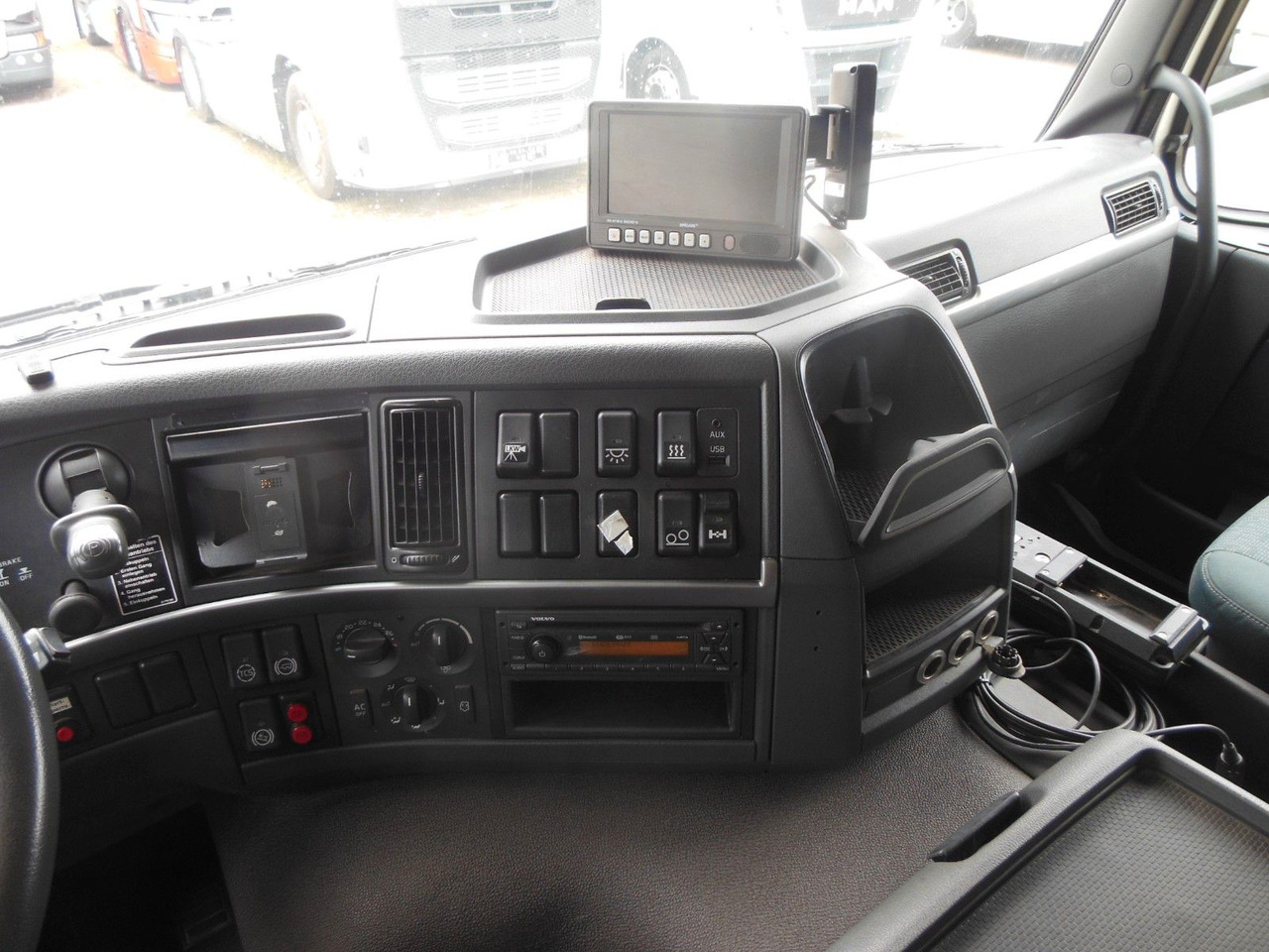 Volvo FM 410, 6X2, DREISEITEN KIPPER, HIAB XS 211 liising Volvo FM 410, 6X2, DREISEITEN KIPPER, HIAB XS 211: pilt 24 Volvo FM 410, 6X2, DREISEITEN KIPPER, HIAB XS 211 liising Volvo FM 410, 6X2, DREISEITEN KIPPER, HIAB XS 211: pilt 24