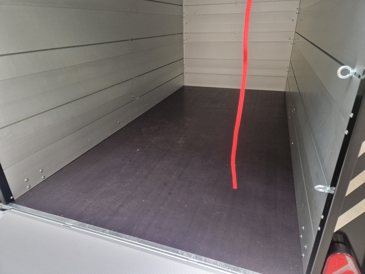 Mootorratta haagis ALUBOXX Deckelanhänger GTB 1500 VT3 Ultra Low 301x151x153cm LED black deal Modell 2025: pilt 9