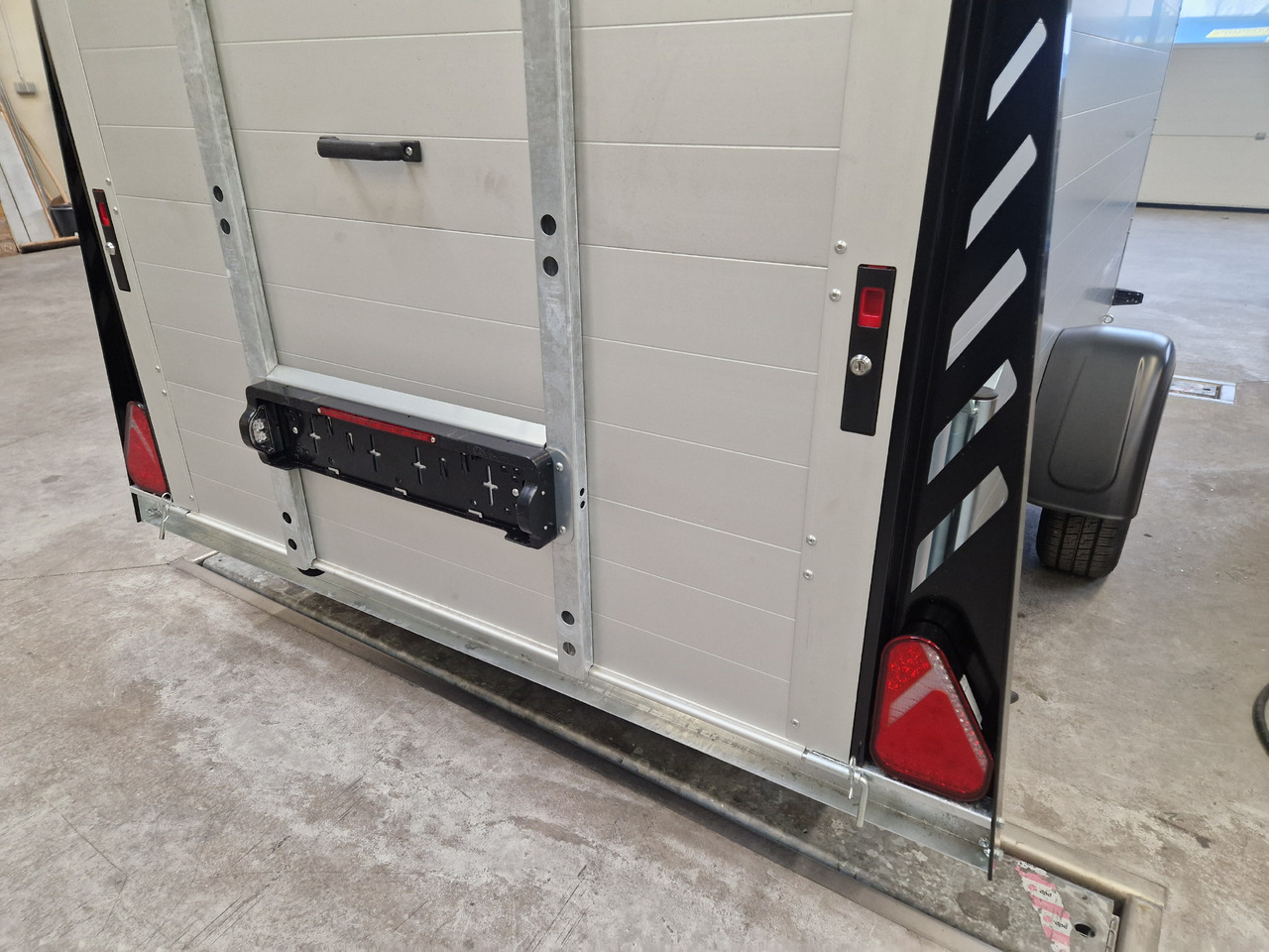 Mootorratta haagis ALUBOXX Deckelanhänger GTB 1500 VT3 Ultra Low 301x151x153cm LED black deal Modell 2025: pilt 6